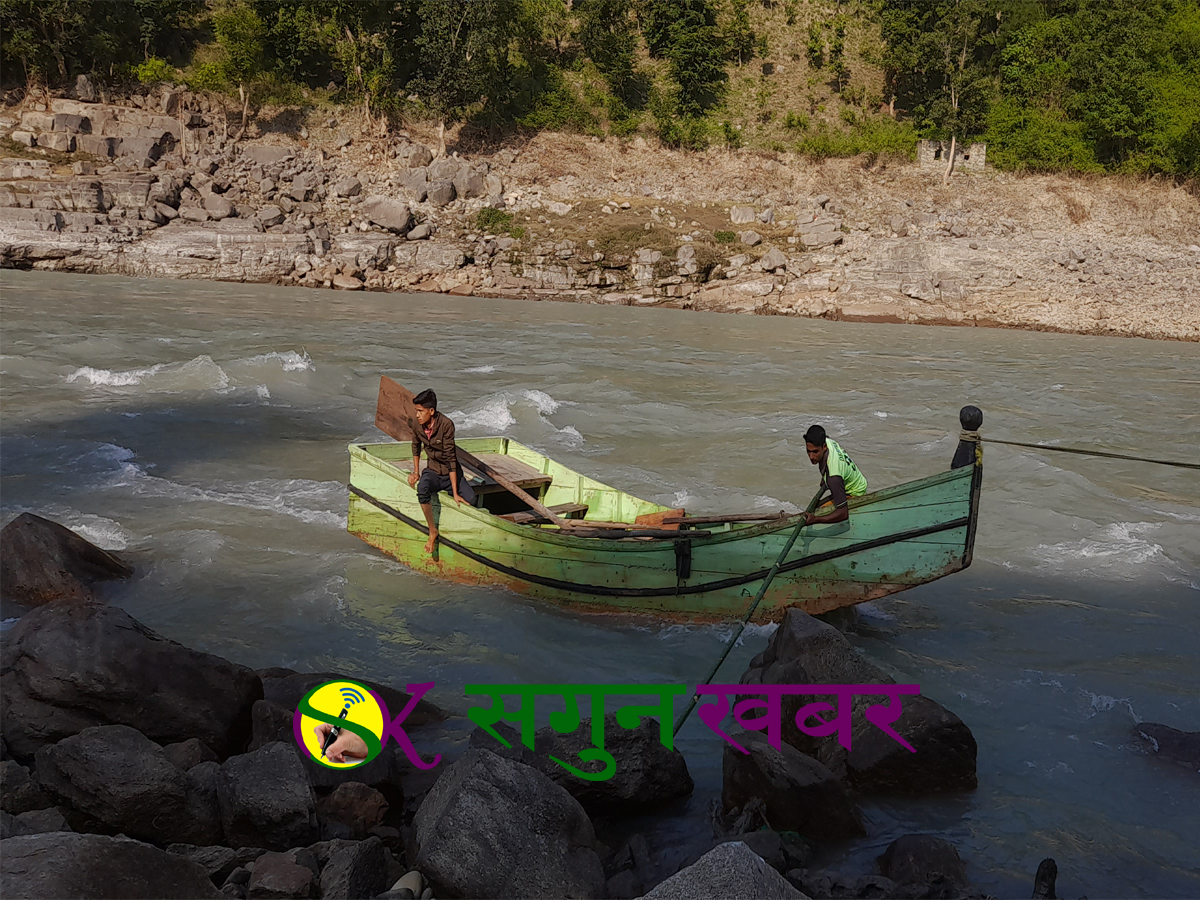 डुंगा चालकले मनोमानी शुल्क लिँदा स्थानीयहरुलाई समस्या 